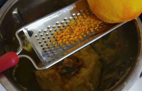 Bio-Orangenschale zufügen