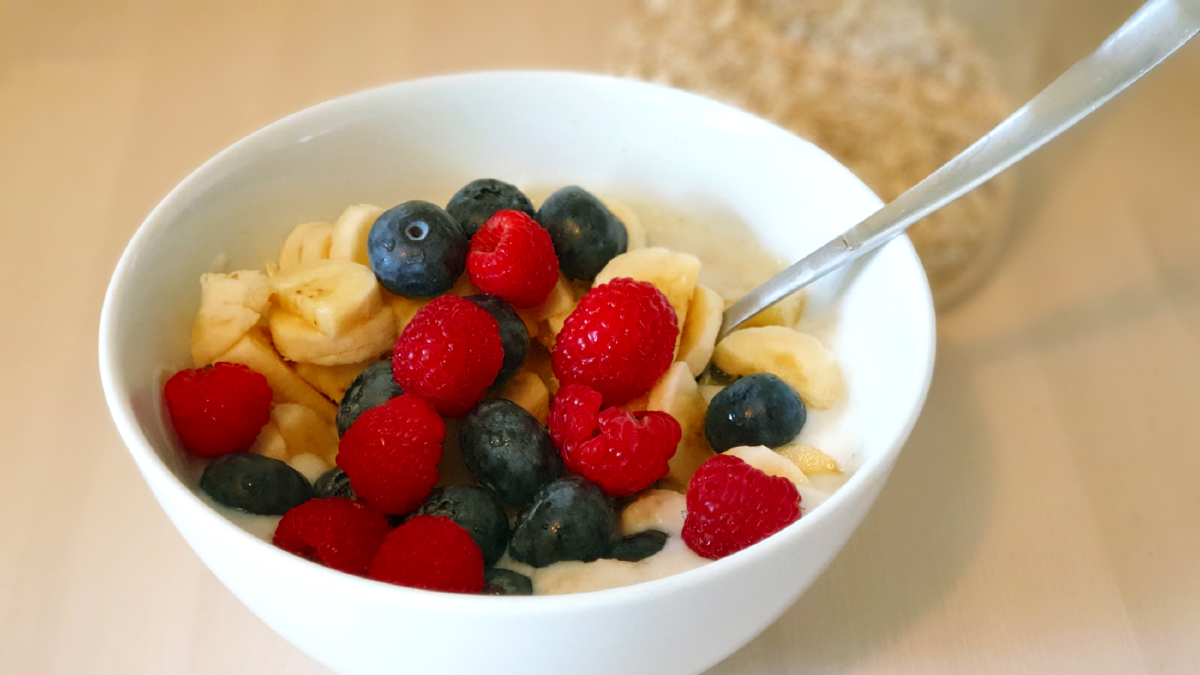 Haferflocken Porridge mit frischem Obst