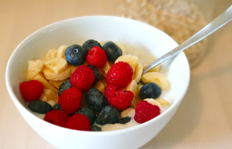 Haferflocken Porridge mit frischem Obst