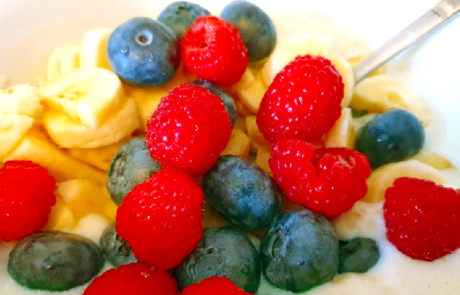 Haferflocken Porridge mit frischen Beeren