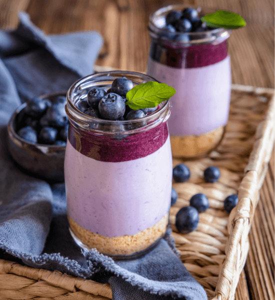 Mini-Cheesecake mit Blaubeeren im Glas Mini-Cheesecake mit Blaubeeren im Glas