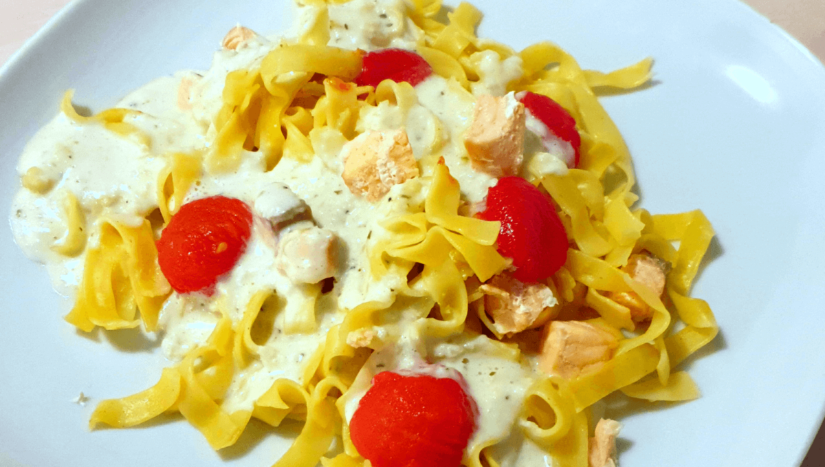 Tagliatelle mit Lachs in cremiger Käsesauce zubereitet Tagliatelle mit Lachs in cremiger Käsesauce zubereitet